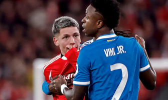 Aukcja koszulki o charakterze rasistowskim wycofana po wysokiej ofercie