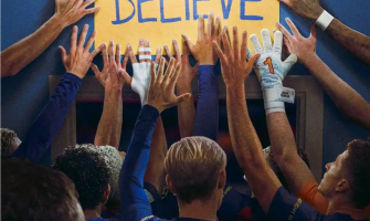 Plakat przedmeczowy Barcelony oddaje hołd „Tedowi Lasso”