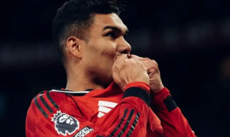 Casemiro całuje herb klubu na serdeczne pożegnanie