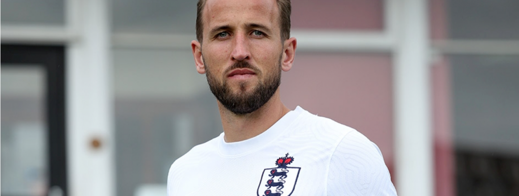 Połączenie klasycznej czystej bieli i logo zespołu w stylu retro