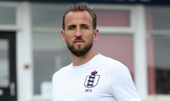 Połączenie klasycznej czystej bieli i logo zespołu w stylu retro